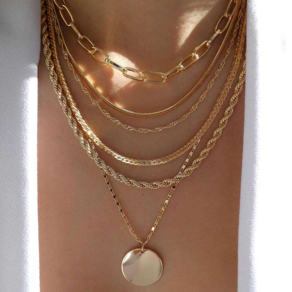 Fashionably versatile gold necklace with multiple captivating styles