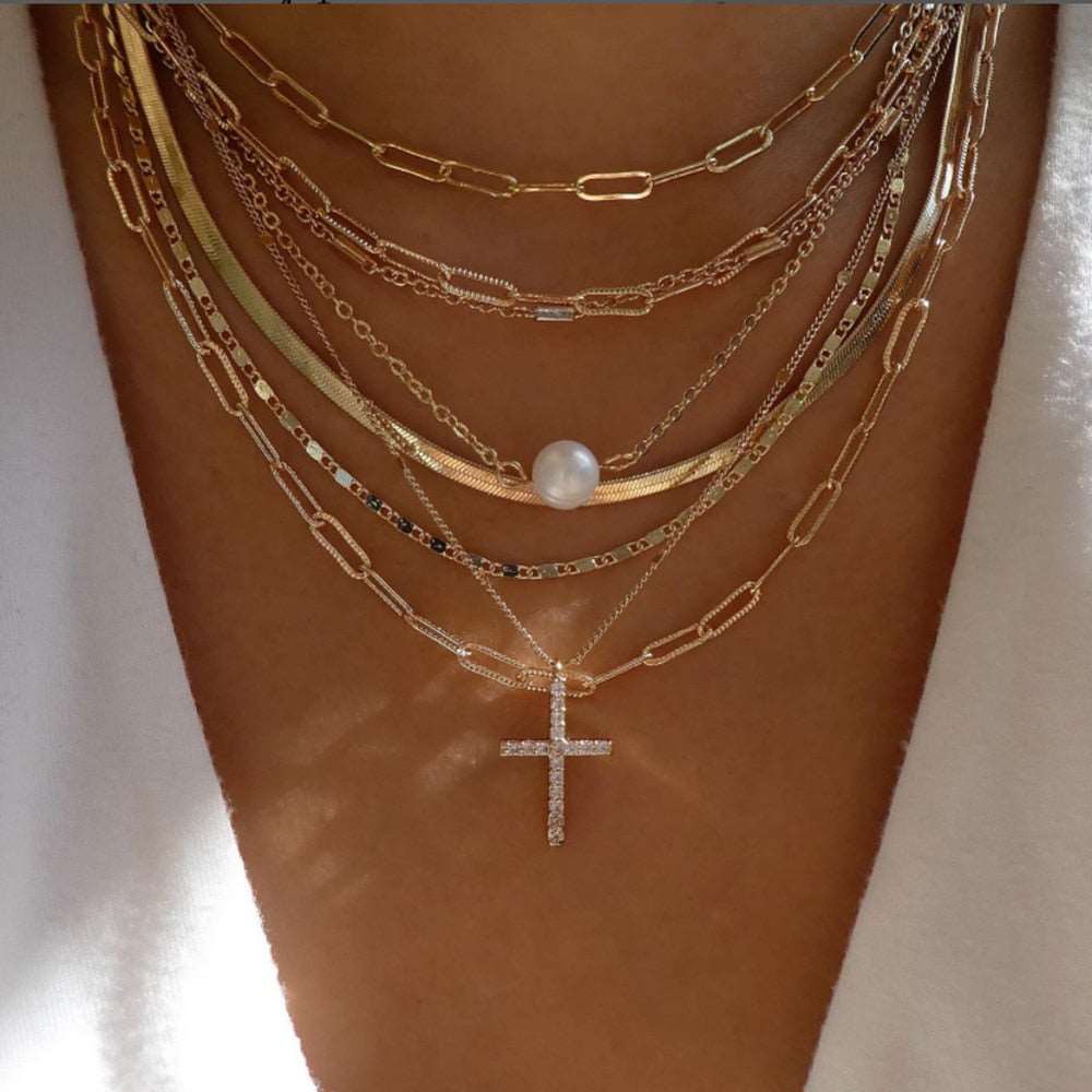Versatile and fashionable gold necklace with an assortment of chic variations